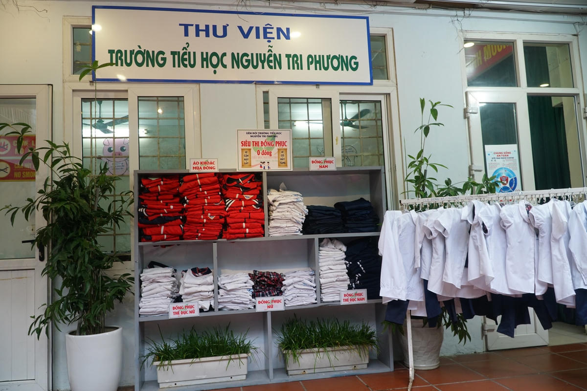 Tại siêu thị đồng phục có đầy đủ cả đồ mùa hè, mùa đông và đồng phục thể dục.