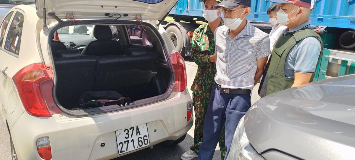 Lực lượng Phòng chống ma túy và tội phạm BĐBP Hà Tĩnh phối hợp khống chế bắt giữ đối tượng tại hiện trường.