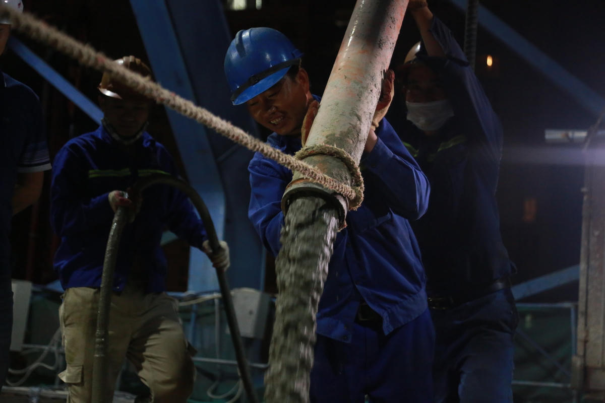 Cũng theo vị Giám đốc điều hành, ngoài trên cao, đường dưới thấp cũng được mở rộng. Toàn tuyến đã hoàn thành việc mở rộng đường với quy mô 8 - 10 làn xe, vỉa hè rộng 4 - 6 m mỗi bên.