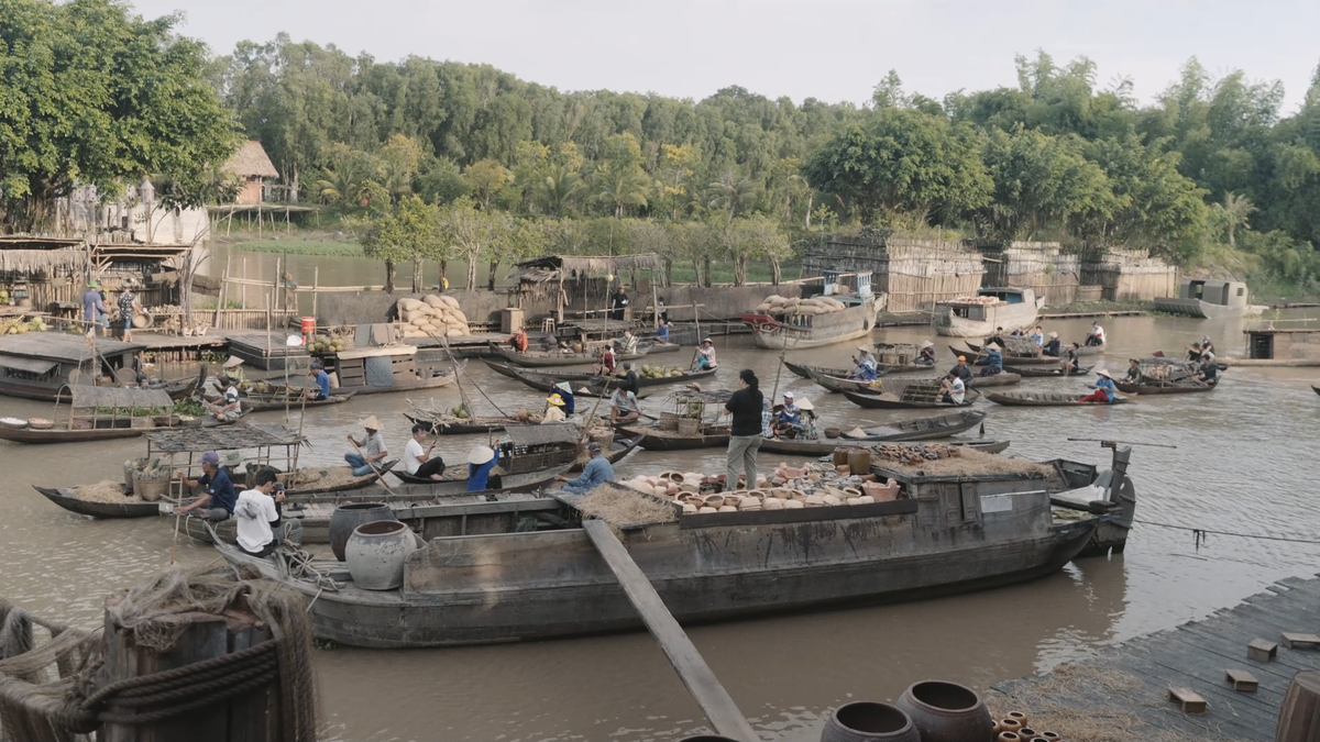 Số lượng thuyền bè quá đông và khó điều khiển khiến đoàn phim gặp nhiều khó khăn.