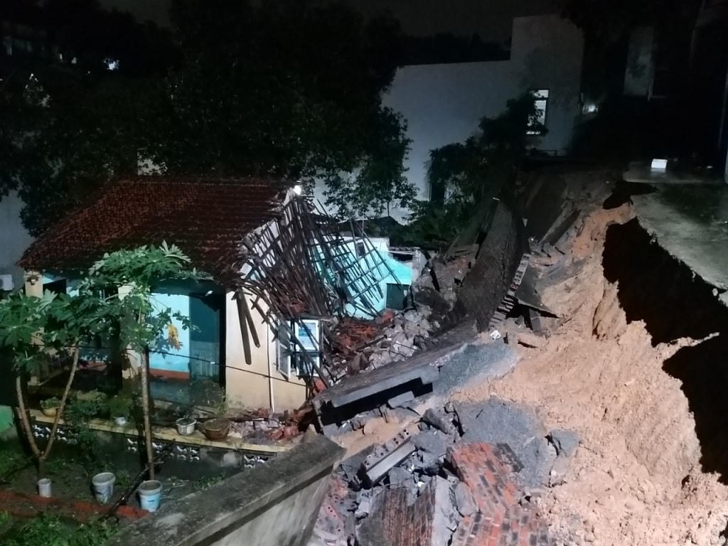 Mưa lớn làm đỏ kè, sập một nhà tại tổ 6 (khu 1B, phường Hồng Hải, TP Hạ Long).