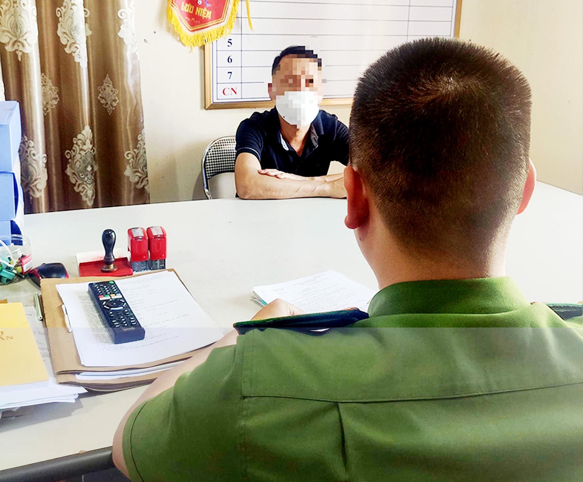 Ông Đ.Q.L. bị xử phạt 1,5 triệu đồng vì hành vi đổ rác thải không đúng nơi quy định. 