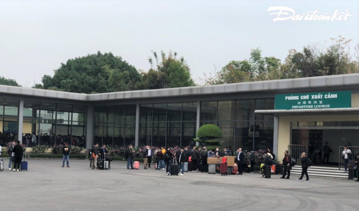 Trước đó, vào ngày 7/1, Chính quyền Nhân dân TP Đông Hưng, Khu tự trị dân tộc Choang (Quảng Tây, Trung Quốc) đã có thư thông báo tới UBND TP Móng Cái (Quảng Ninh) về việc chính thức khôi phục hoạt động xuất nhập cảnh tại Cửa khẩu Quốc tế Móng Cái sau 3 năm gián đoạn vì Covid-19.