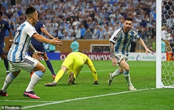 Messi một lần nữa lại giúp Argentina vượt lên dẫn trước 3-2 ở phút 108 của hiệp phụ thứ nhất (Ảnh: Reuters).