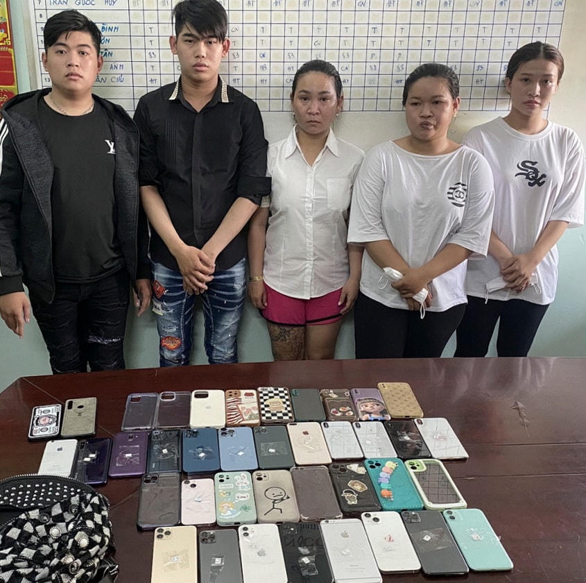 Nhóm nam, nữ thanh niên từ TP Hồ Chí Minh ra Đà Nẵng trộm điện thoại. Ảnh Công an cung cấp.