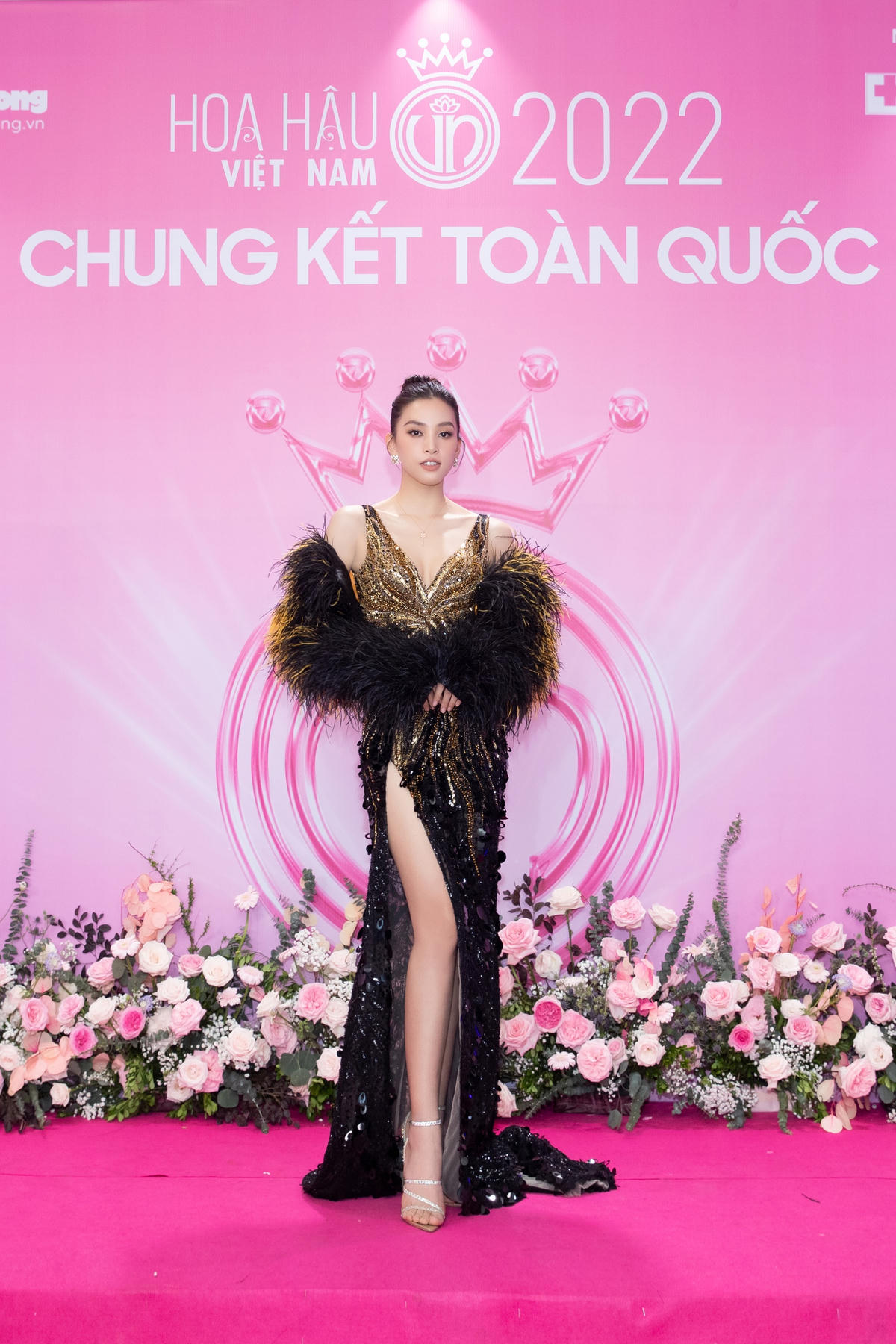 Khác với hình ảnh dịu dàng, Hoa hậu Tiểu Vy đã biến hoá đầy cá tính ngay trên thảm đỏ đêm chung kết Hoa hậu Việt Nam 2022.