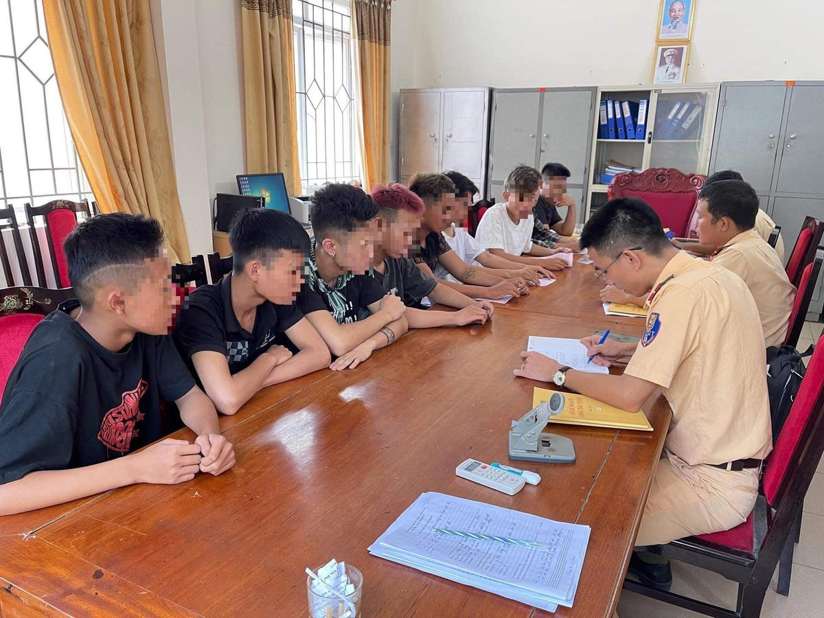 Lực lượng chức năng làm việc với nhóm thanh niên gây náo loạn trên phố.