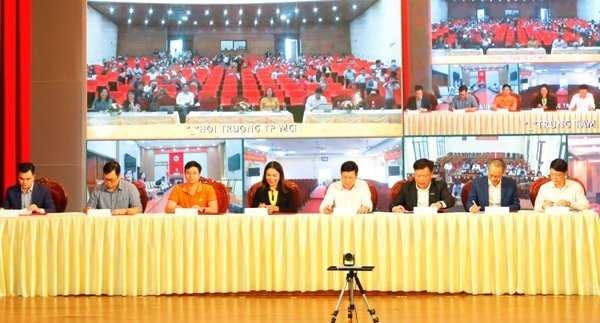 Đại diện các đơn vị ký kết bản ghi nhớ về việc hỗ trợ thúc đẩy ứng dụng chữ ký số trên địa bàn tỉnh Quảng Ninh. Ảnh: H.V.