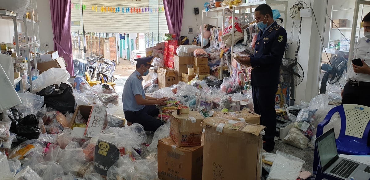 Lực lượng QLTT Đắk Lắk kiểm tra cơ sở kinh doanh trên địa bàn huyện Krông Pắk.