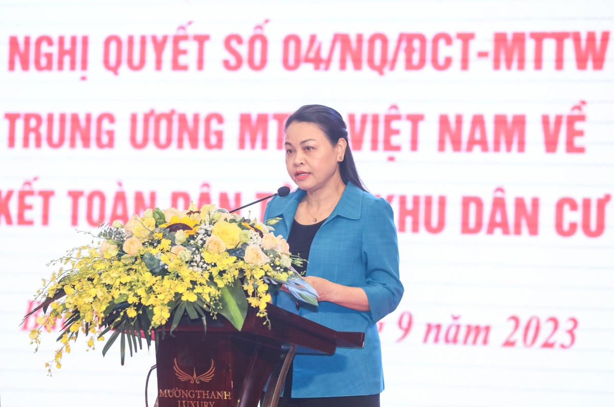 Phó Chủ tịch - Tổng Thư ký UBTƯ MTTQ Việt Nam Nguyễn Thị Thu Hà trình bày báo cáo kết quả 20 năm tổ chức Ngày hội Đại đoàn kết toàn dân tộc tại Hội nghị. Ảnh: Quang Vinh.