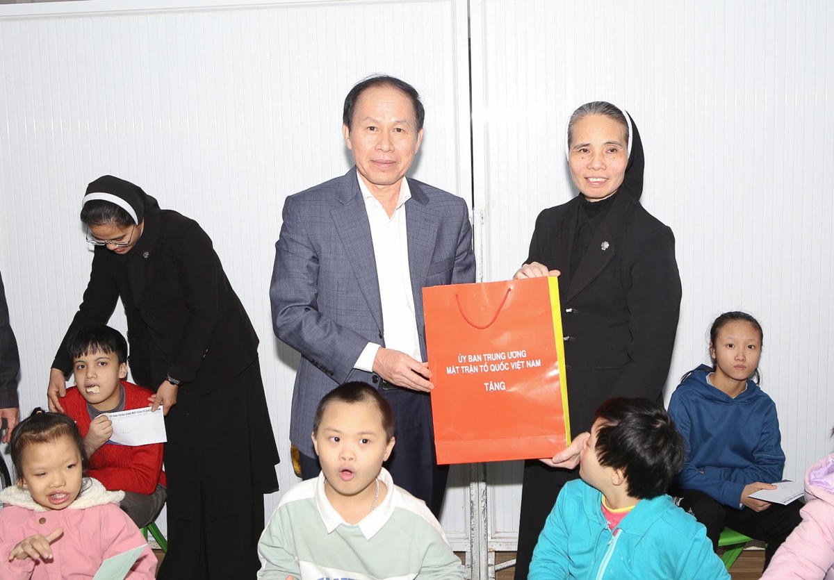 Ông Lê Tiến Châu, Phó Chủ tịch - Tổng Thư ký Ủy ban Trung ương MTTQ Việt Nam cùng đoàn công tác đã thăm, chúc mừng các sơ tại Dòng Mến Thánh giá Phát Diệm (thuộc Giáo phận Phát Diệm) nhân dịp lễ Giáng sinh 2022 và tặng 20 triệu đồng và các suất quà cho trẻ mồ côi, trẻ khuyết tật đang được chăm sóc, nuôi dưỡng ở cơ sở nuôi dạy trẻ tại Dòng Mến Thánh giá Phát Diệm