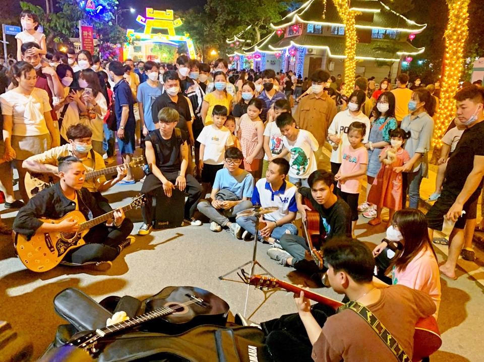 Nhiều hoạt động hấp dẫn tại phố đi bộ Thành cổ Sơn Tây.