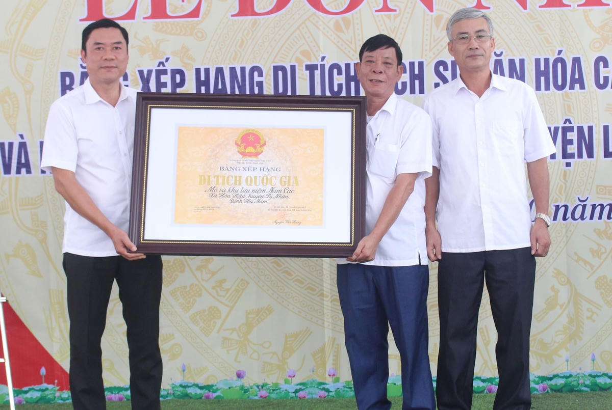 Đại diện xã Hòa Hậu (phải) đón nhận Bằng.