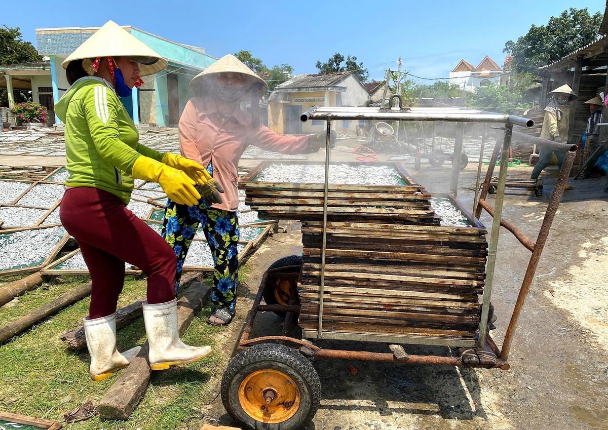 Cá vừa hấp chín còn bốc khói và hương thơm nồng nàn