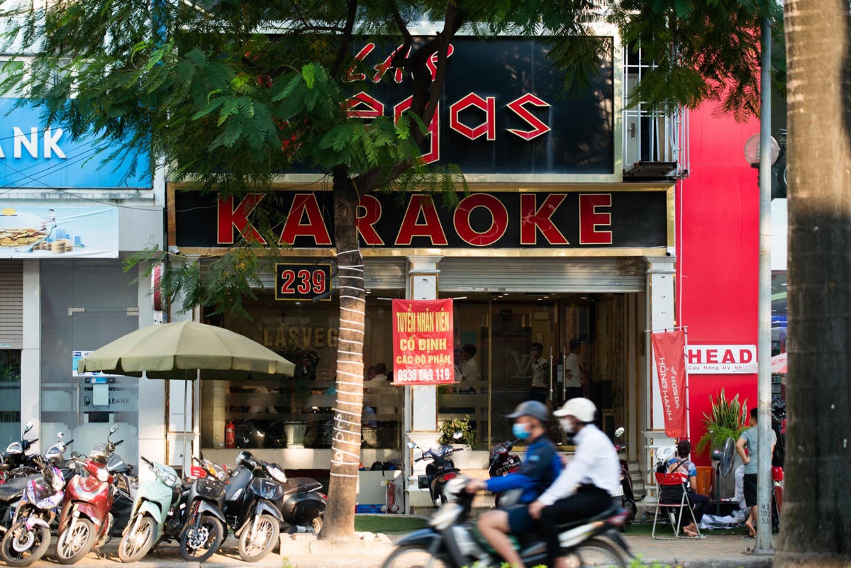 Những cơ sở karaoke ở đường Lê Đức Thọ cũng "đìu hiu" không kém.