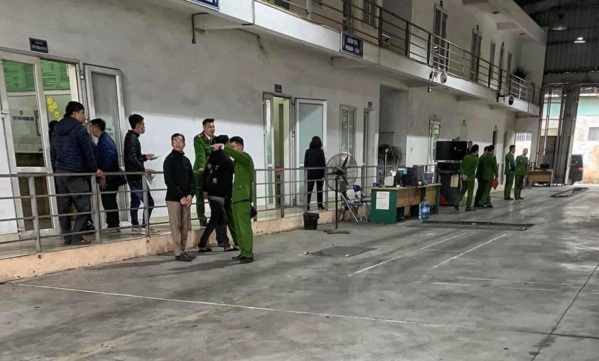 Hình ảnh lực lượng chức năng tiến hành khám xét.