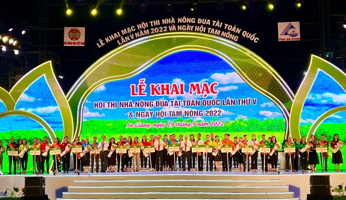 Chủ tịch UBTƯ MTTQ Việt Nam Đỗ Văn Chiến trao hoa cho đại diện các đơn vị tham gia hội thi.