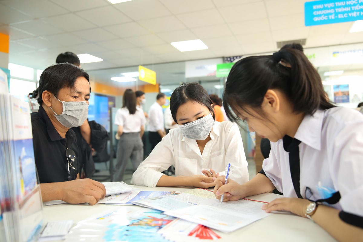 Thí sinh làm thủ tục nhập học.