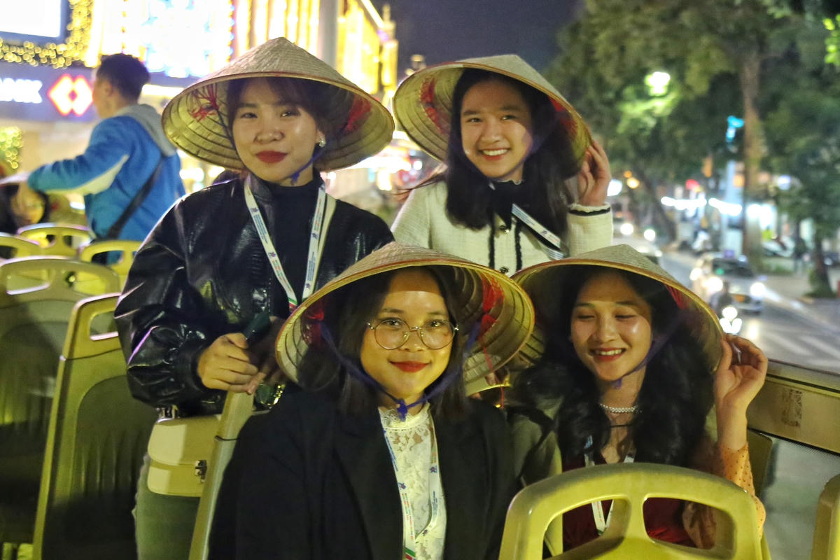 Bạn Nguyễn Ngọc Anh (19 tuổi sinh viên năm 2 Trường Học viện Thanh thiếu niên Việt Nam) cho biết: "Đây là lần đầu tôi được tham dự Đại hội Đoàn toàn quốc lần thứ XII. Bản thân tôi cảm thấy rất tự hào. Dù đã gắn bó với Hà Nội thời gian khá lâu song đây là lần đầu tiên tôi sử dụng loại hình xe buýt 2 tầng".