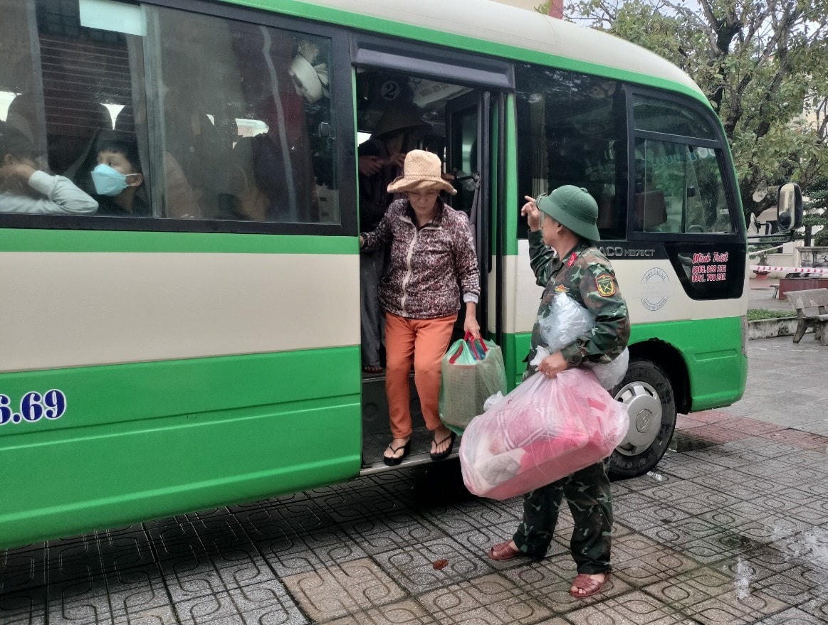 Lực lượng chức năng Quảng Nam sơ tán dân để trú tránh bão số 4.