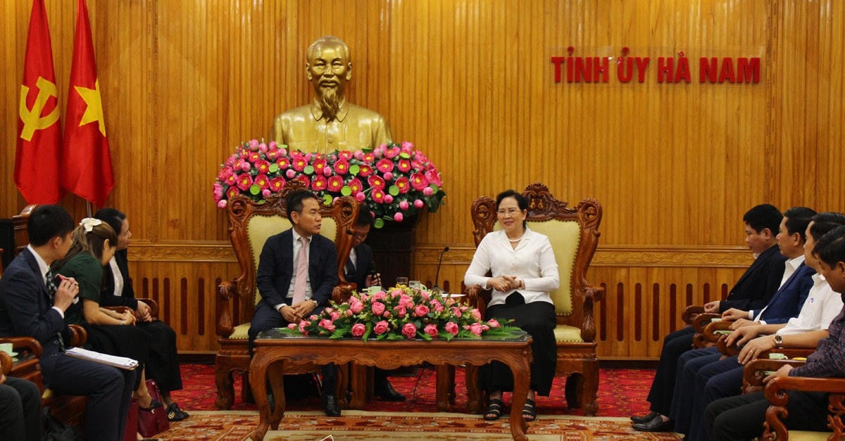 Bí thư Tỉnh ủy Hà Nam Lê Thị Thủy cùng lãnh đạo UBND tỉnh làm việc với ông Koji Sugita - Tân Tổng Giám đốc Honda Việt Nam.