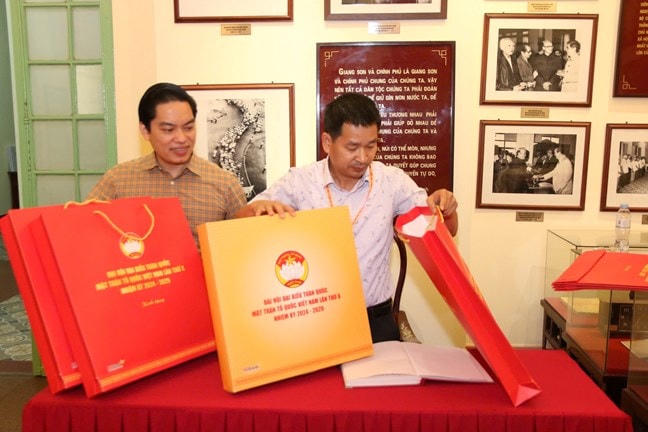 Phần quà ý nghĩa của HDBank được đóng gói cẩn thận để chuyển đến tận tay đại biểu tham dự Đại hội 