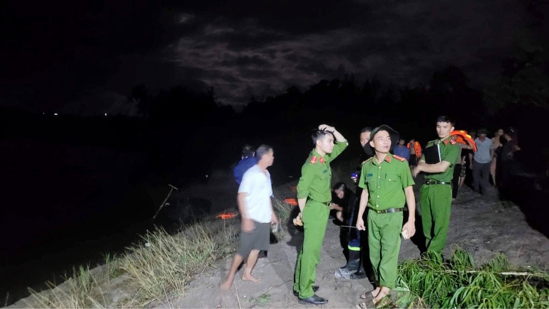 Lực lượng chức năng đang tiến hành tìm thi thể em D.V.S.