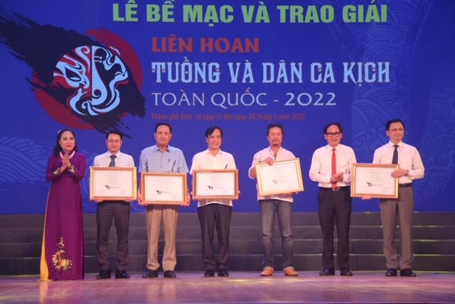 Trao Huy chương Bạc cho các vở diễn.