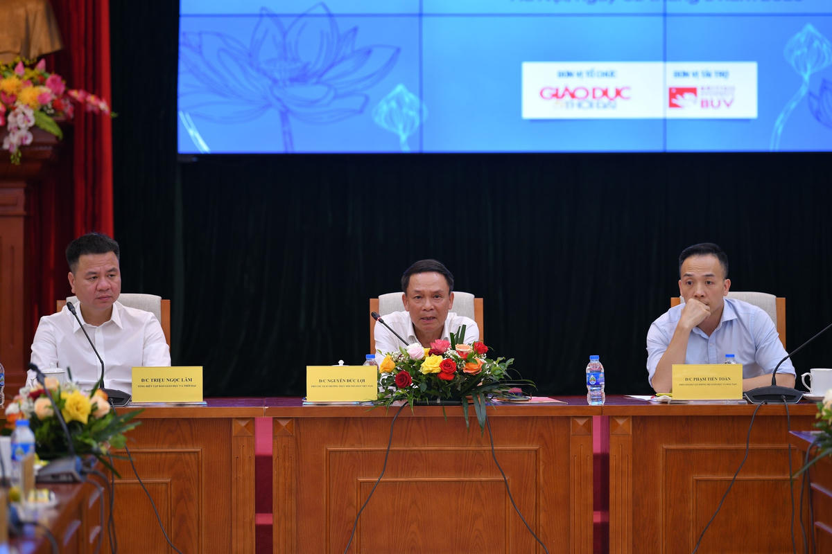 Các đại biểu chủ trì buổi họp báo.