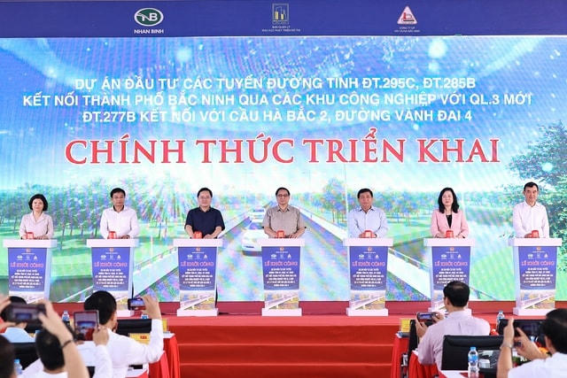Thủ tướng Phạm Minh Chính cùng các đại biểu bấm nút khởi công dự án. Ảnh: VGP/Nhật Bắc.