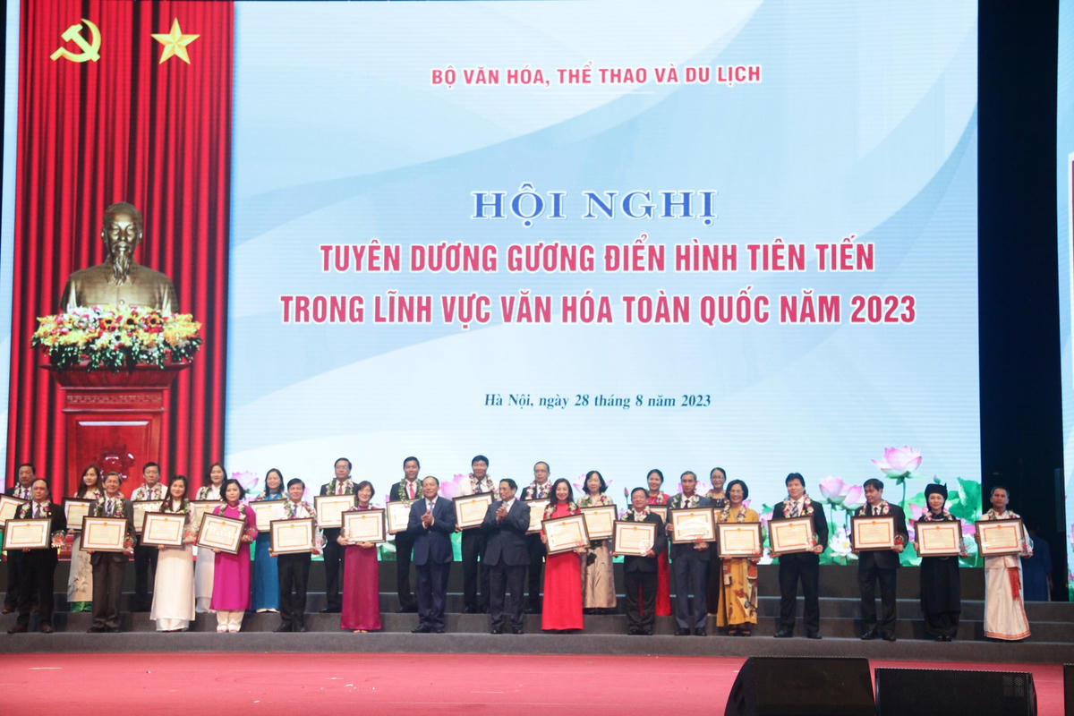 Thủ tướng Chính phủ Phạm Minh Chính, Bộ trưởng Bộ VHTTDL Nguyễn Văn Hùng tuyên dương các gương điển hình tiên tiến tại Hội nghị.