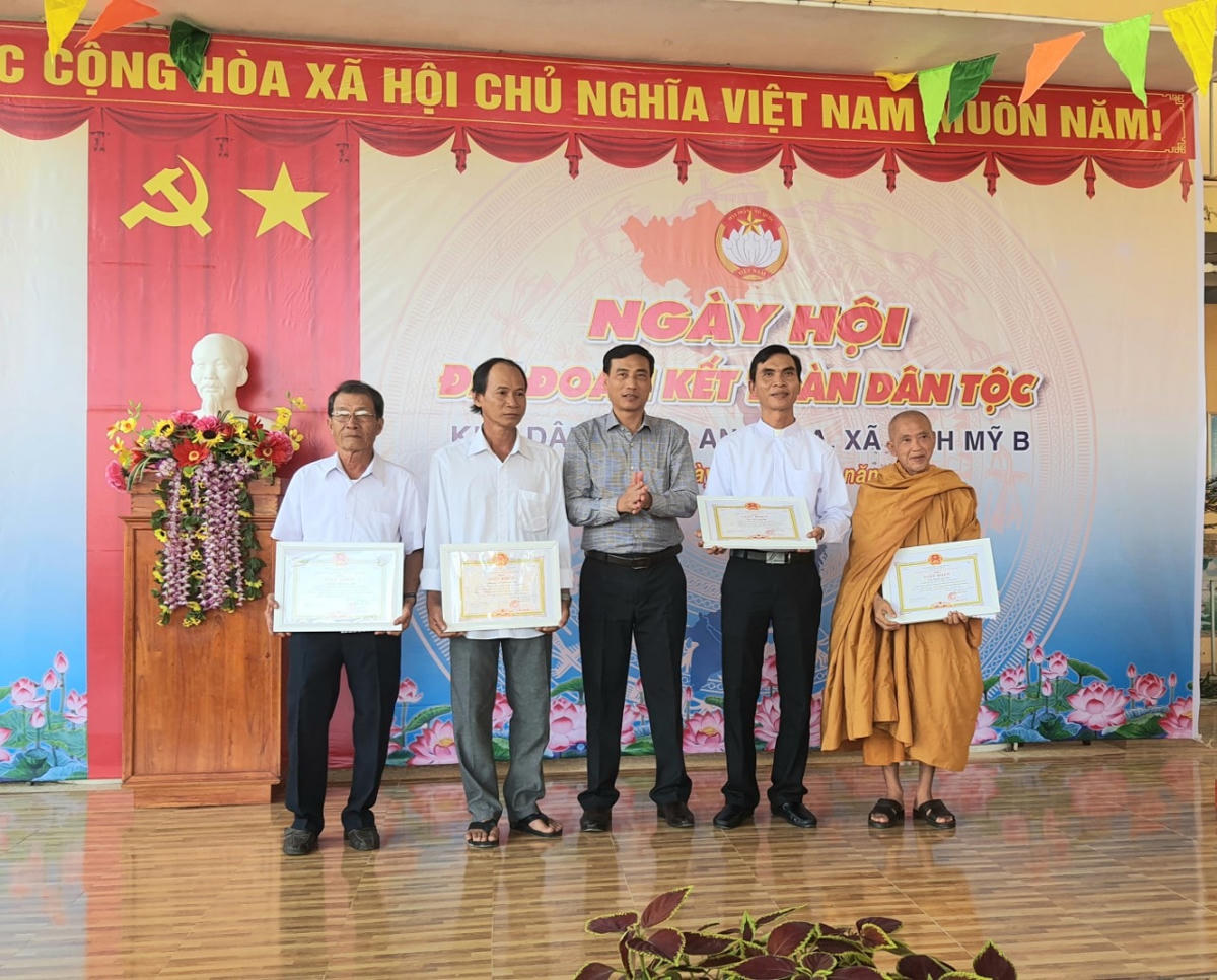 Chủ tịch UBND huyện Hoà Bình Hồ Văn Linh tặng giấy khen cho tập thể, cá nhân có thành tích trong thực hiện các phòng trào thi đua yêu nước tại địa phương.