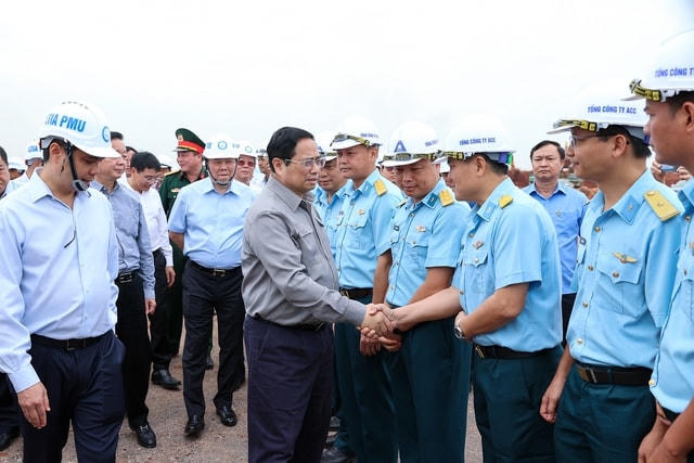 Thủ tướng Phạm Minh Chính kiểm tra hiện trường dự án sân bay quốc tế Long Thành, tỉnh Đồng Nai. Ảnh: VGP/Nhật Bắc.
