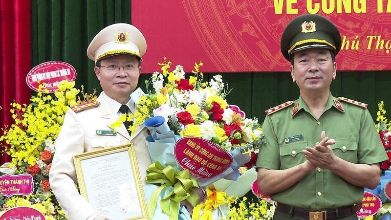 Thượng tướng Trần Quốc Tỏ trao Quyết định và tặng hoa chúc mừng tân Giám đốc Công an Phú Thọ Nguyễn Minh Tuấn.