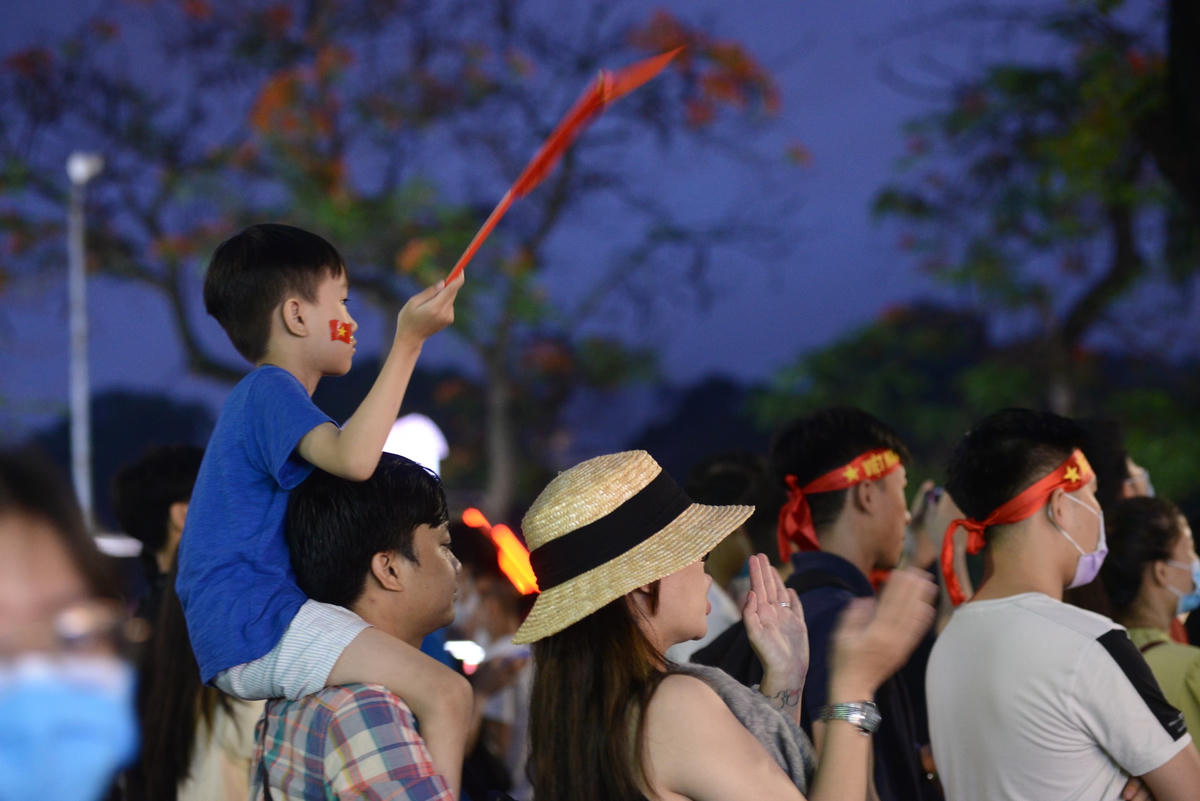 Nhiều gia đình còn mang theo con nhỏ đến cổ vũ đội tuyển Việt Nam,