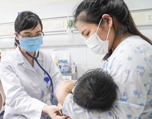 Bác sĩ khám và điều trị cho bệnh nhi mắc bệnh thủy đậu. Ảnh: TL.