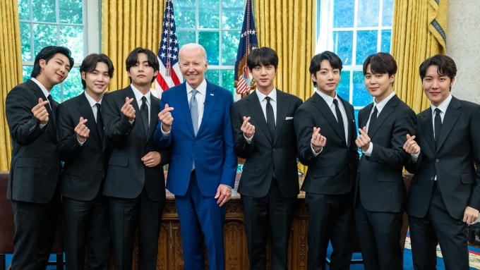 BTS chụp ảnh tại Nhà Trắng bên cạnh Tổng thống Joe Biden. Ảnh: Reuters.