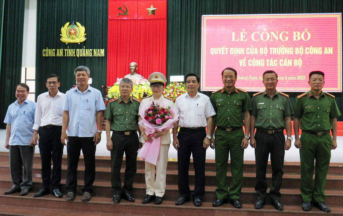 Lãnh đạo tỉnh tặng hoa chúc mừng Thượng tá Võ Thị Trinh.