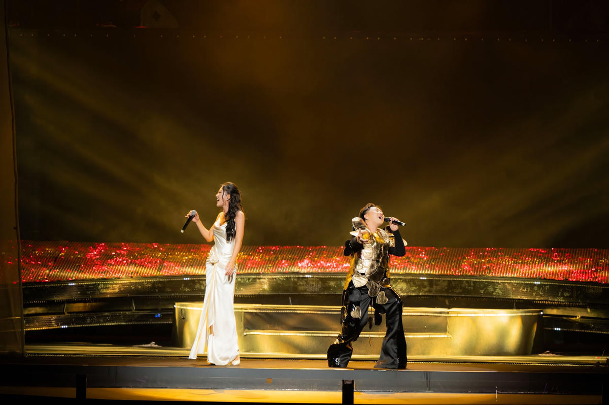 Văn Mai Hương song ca “Chưa bao giờ” và “Đại minh tinh” cùng Trung Quân. 