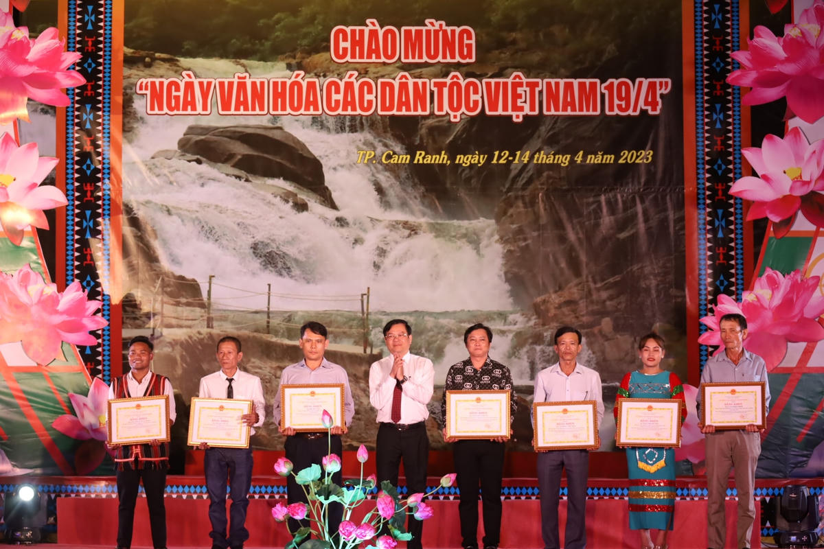 Tặng bằng khen cho  tập thể tham gia xuất sắc vào Ngày văn hóa các dân tộc và cá nhân đạt thành tích xuất sắc trong việc thực hiện chính sách văn hóa dân tộc địa phương.  