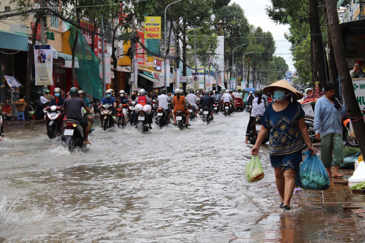Người dân xắn quần đi chợ tại đường Trần Việt Châu (quận Ninh Kiều).