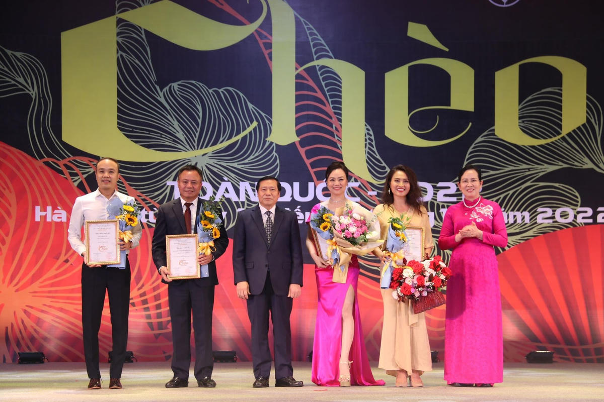 Trao giải thưởng cho thành phần sáng tạo.