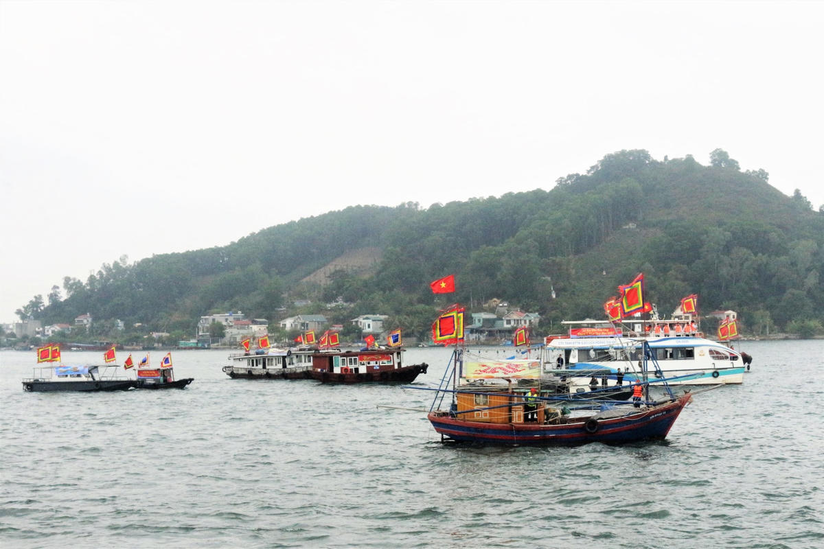 Lễ rước năm nay còn có sự tham gia của đoàn thủy binh với hơn 10 tàu, thuyền.