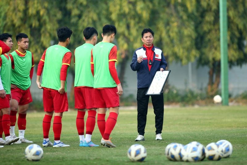 Thầy trò HLV Hoàng Anh Tuấn. Ảnh: VFF.