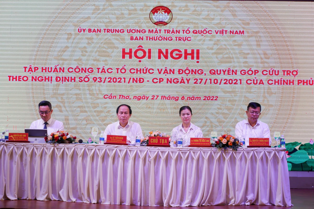 Chủ toạ tại hội nghị.