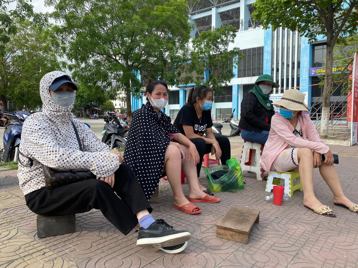 Ngay từ sáng 20/5 đã có nhiều CĐV đến "đặt gạch" giữ chỗ nhận vé mời xem trận chung kết từ trước 1 ngày.