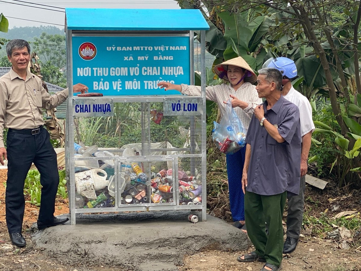 Mô hình thu gom rác thải nhựa gây quỹ của thôn Lũng, xã Mỹ Bằng, huyện Yên Sơn, tỉnh Tuyên Quang.  