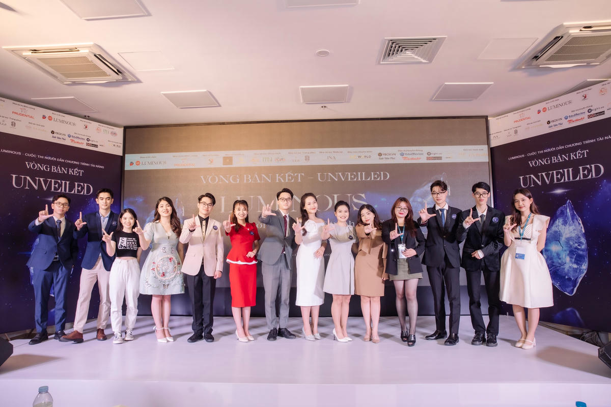 Top 11 LUMINOUS 2022 cùng Trưởng, Phó BTC cuộc thi.