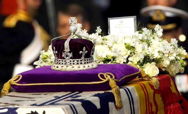 Vương miệng của Nữ hoàng Elizabeth (mẹ của Nữ hoàng Elizabeth II) được đặt trên quan tài của bà ở Hội trường Westminster vào năm 2002.
