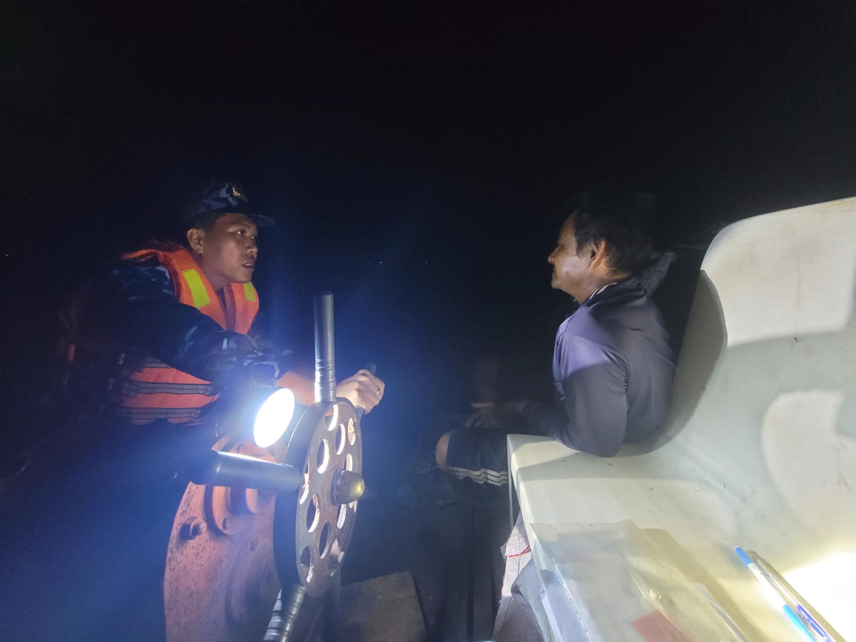 Thời điểm Đoàn trinh sát số 2 tiếp cận tàu gỗ chở 20 tấn phế liệu trái phép. (Ảnh: Hồ Lê).